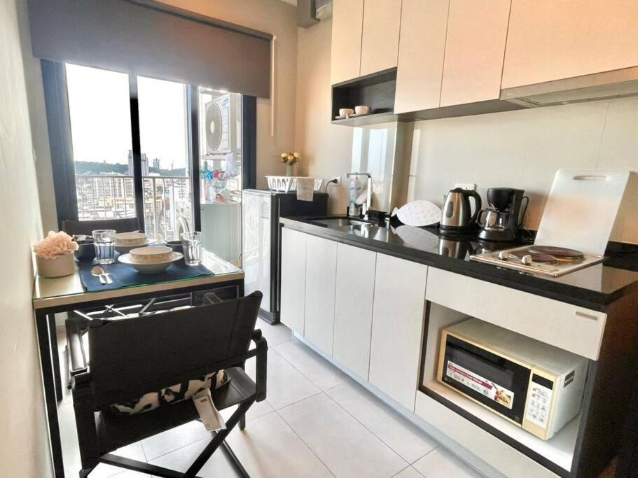 Base Central Pattaya Long Balcony King-Bed With Infinity Pool & Free Netflix! Luaran gambar