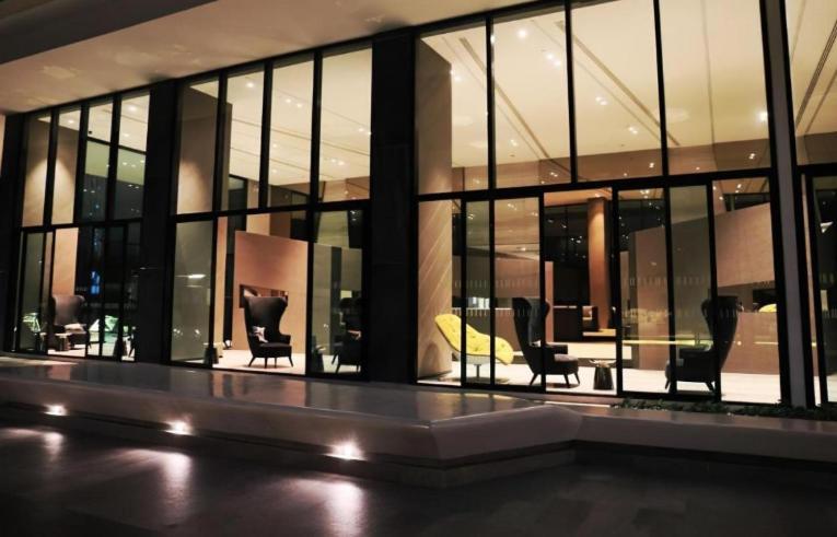Base Central Pattaya Long Balcony King-Bed With Infinity Pool & Free Netflix! Luaran gambar