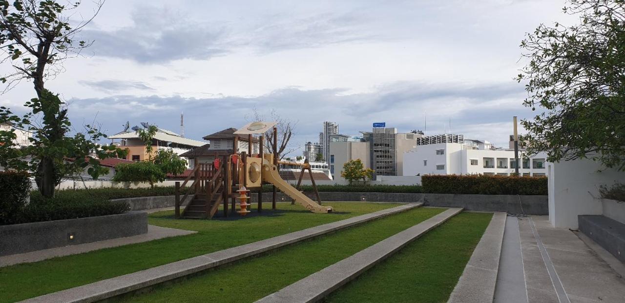 Base Central Pattaya Long Balcony King-Bed With Infinity Pool & Free Netflix! Luaran gambar