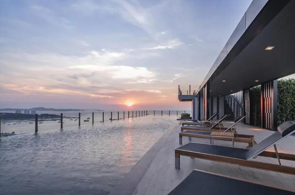 Base Central Pattaya Long Balcony King-Bed With Infinity Pool & Free Netflix! Luaran gambar