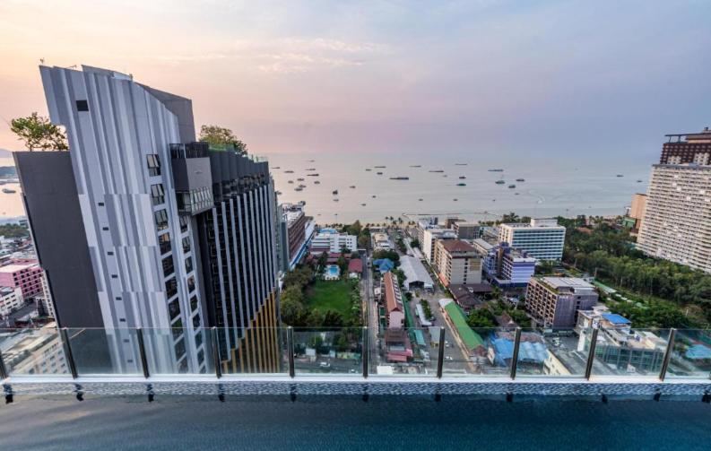 Base Central Pattaya Long Balcony King-Bed With Infinity Pool & Free Netflix! Luaran gambar